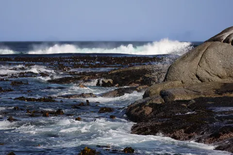 चट्टानी किनारा 4K वॉलपेपर · ocean · 3840×2561