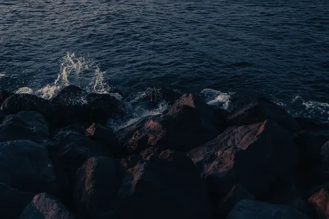 चट्टानी किनारा 4K वॉलपेपर · ocean · 3840×2560