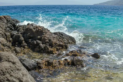 चट्टानी किनारा 4K वॉलपेपर · ocean · 3840×2560