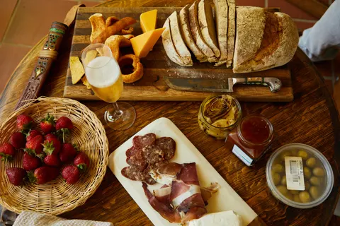 والپیپر سوژه بی‌جان روی میز با کیفیت 4K · food · 3840×2560