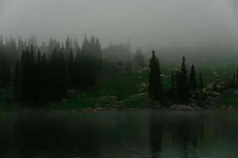 Fond d'écran Lac de montagne brumeux 4K · nature · 3840×2560