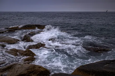 चट्टानी किनारा 4K वॉलपेपर · ocean · 3840×2553