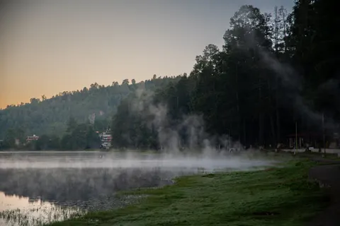 Fondo de pantalla Lago de montaña brumoso 4K · nature · 3840×2560