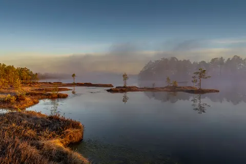 薄雾山湖 4K壁纸 · nature · 3840×2560