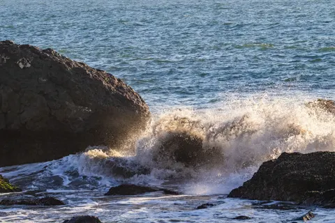 चट्टानी किनारा 4K वॉलपेपर · ocean · 3840×2560