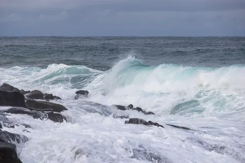 चट्टानी किनारा 4K वॉलपेपर · ocean · 3840×2561