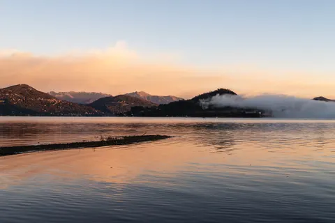 薄雾山湖 4K壁纸 · nature · 3840×2562