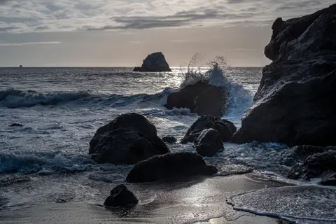 Kayalık Kıyı 4K Duvar Kağıdı · ocean · 3840×2560