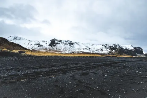 काली रेत का समुद्र तट 4K वॉलपेपर · travel · 3840×2560