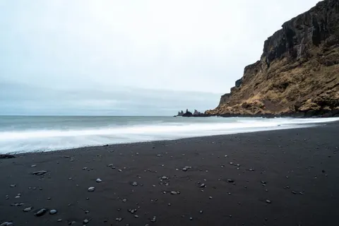 Siyah Kumlu Plaj 4K Duvar Kağıdı · travel · 3840×2560