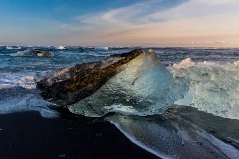 Tapeta Plaża z czarnym piaskiem 4K · travel · 3840×2564