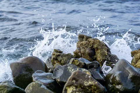 चट्टानी किनारा 4K वॉलपेपर · ocean · 3840×2560