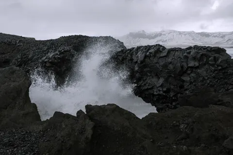 والپیپر ساحل شن سیاه با کیفیت 4K · travel · 3840×2560