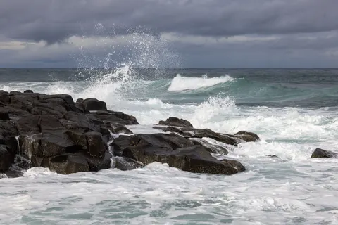 Kayalık Kıyı 4K Duvar Kağıdı · ocean · 3840×2561
