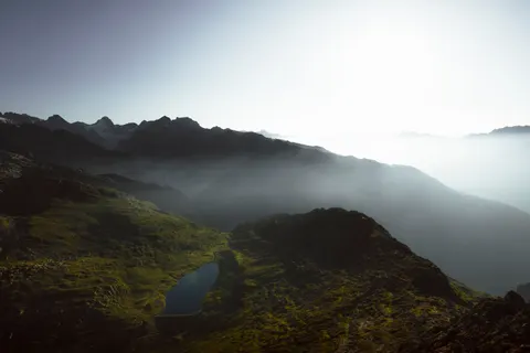 薄雾山湖 4K壁纸 · nature · 3840×2560