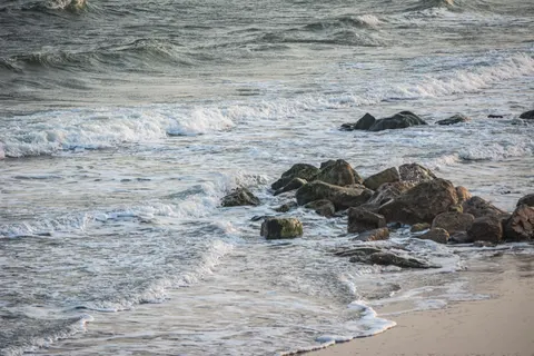 Kayalık Kıyı 4K Duvar Kağıdı · ocean · 3840×2560