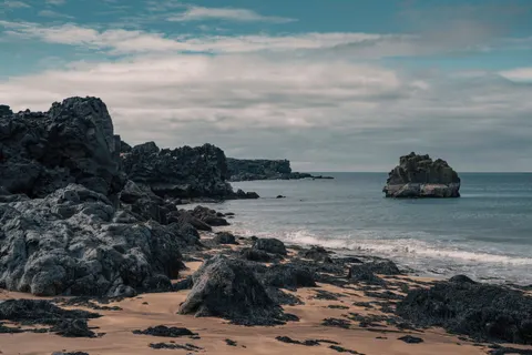 Sfondo Spiaggia di sabbia nera 4K · travel · 3840×2560