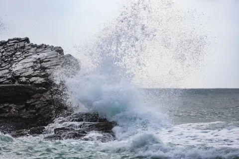 चट्टानी किनारा 4K वॉलपेपर · ocean · 3840×2561