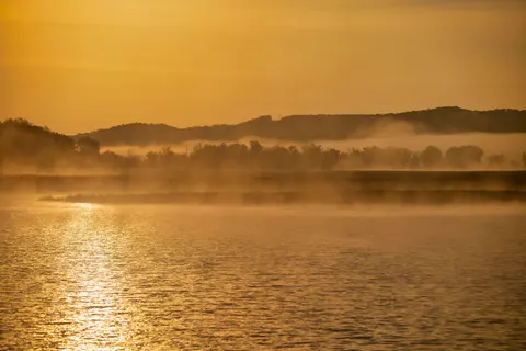 薄雾山湖 4K壁纸 · nature · 3840×2560