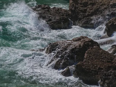 चट्टानी किनारा 4K वॉलपेपर · ocean · 3840×2880