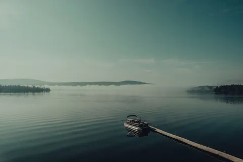 薄雾山湖 4K壁纸 · nature · 3840×2560