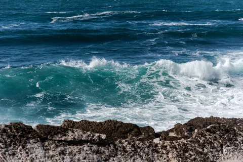 चट्टानी किनारा 4K वॉलपेपर · ocean · 3840×2563