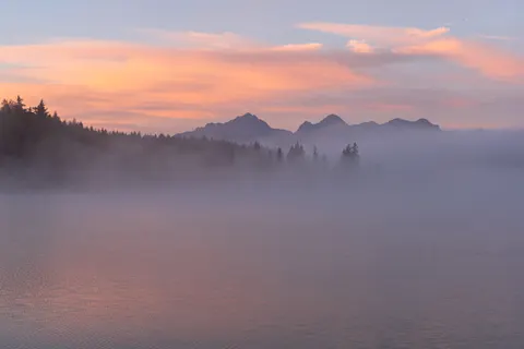 Fond d'écran Lac de montagne brumeux 4K · nature · 3840×2560