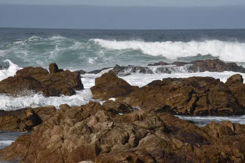 चट्टानी किनारा 4K वॉलपेपर · ocean · 3840×2563
