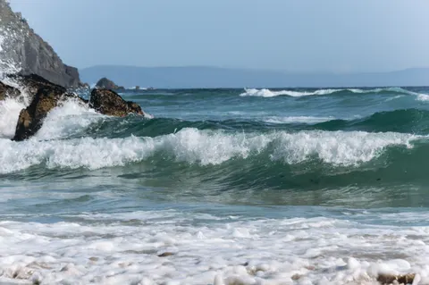 Kayalık Kıyı 4K Duvar Kağıdı · ocean · 3840×2553