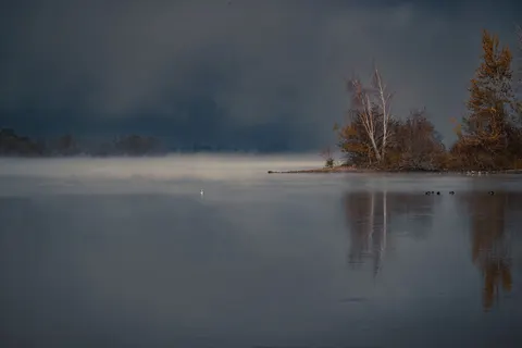 Nebliger Bergsee 4K Hintergrundbild · nature · 3840×2560
