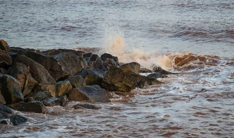 चट्टानी किनारा 4K वॉलपेपर · ocean · 3840×2265