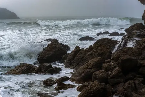 चट्टानी किनारा 4K वॉलपेपर · ocean · 3840×2560
