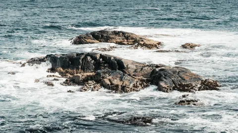 चट्टानी किनारा 4K वॉलपेपर · ocean · 3840×2160