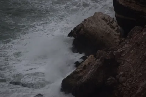चट्टानी किनारा 4K वॉलपेपर · ocean · 3840×2560