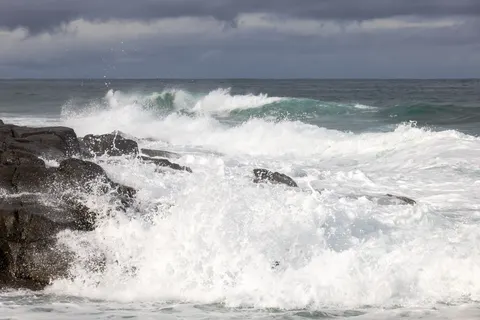 Kayalık Kıyı 4K Duvar Kağıdı · ocean · 3840×2561