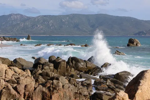 Kayalık Kıyı 4K Duvar Kağıdı · ocean · 3840×2560