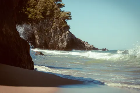 चट्टानी किनारा 4K वॉलपेपर · ocean · 3840×2560