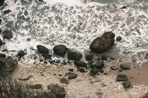 चट्टानी किनारा 4K वॉलपेपर · ocean · 3840×2560