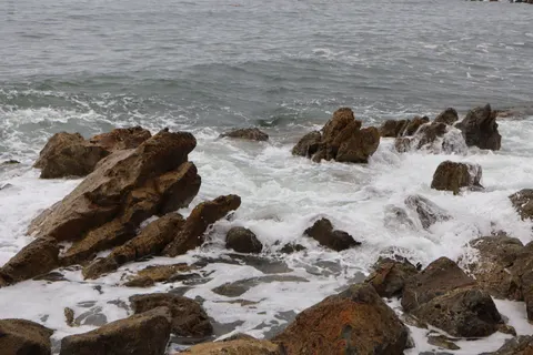 Kayalık Kıyı 4K Duvar Kağıdı · ocean · 3840×2560