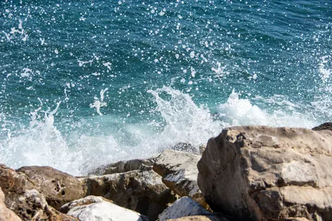 चट्टानी किनारा 4K वॉलपेपर · ocean · 3840×2560
