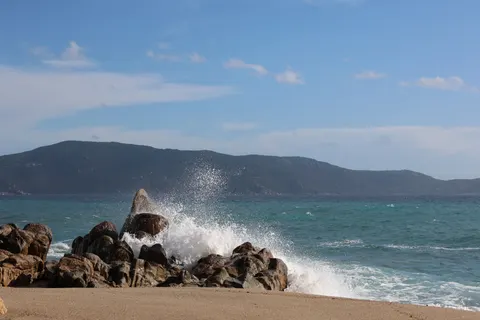 चट्टानी किनारा 4K वॉलपेपर · ocean · 3840×2560