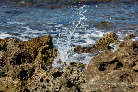 चट्टानी किनारा 4K वॉलपेपर · ocean · 3840×2560