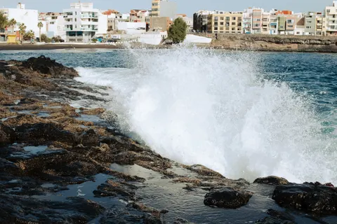 Kayalık Kıyı 4K Duvar Kağıdı · ocean · 3840×2560