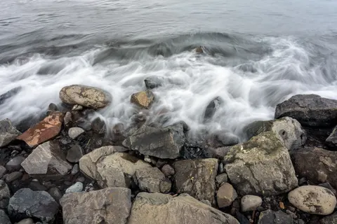 Kayalık Kıyı 4K Duvar Kağıdı · ocean · 3840×2560