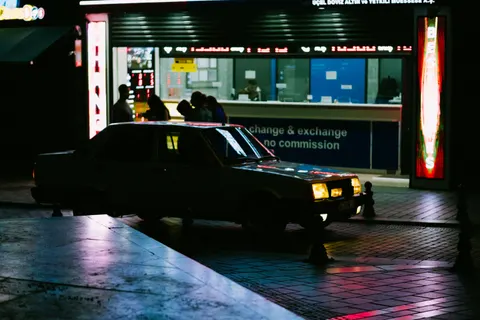 夜色車影 4K桌布 · cars · 3840×2559
