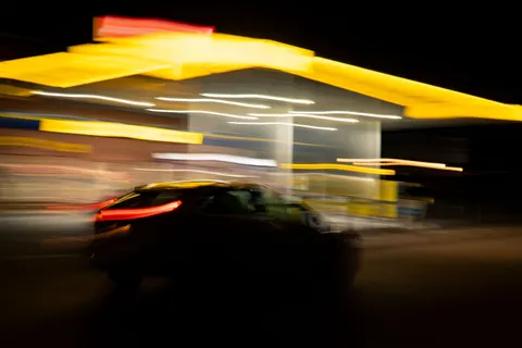 خلفية سيارة ليلاً بدقة 4K · cars · 3840×2560