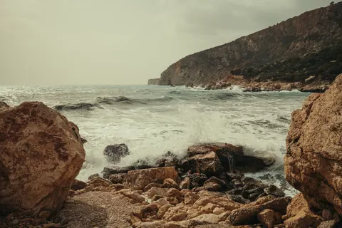 चट्टानी किनारा 4K वॉलपेपर · ocean · 3840×2560
