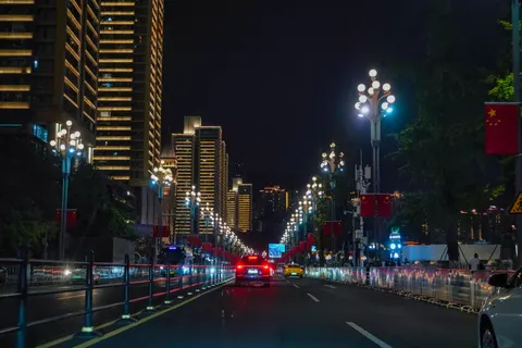 Wallpaper Mobil di Malam Hari 4K · cars · 3840×2561