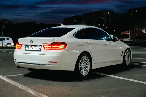 والپیپر خودرو در شب با کیفیت 4K · cars · 3840×2560