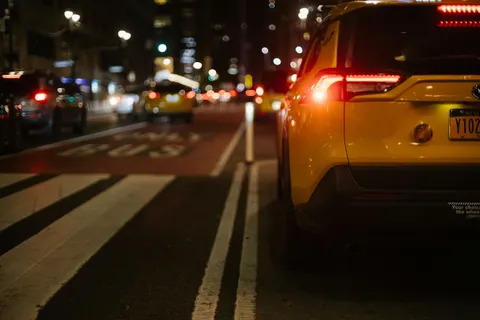 Wallpaper Mobil di Malam Hari 4K · cars · 3840×2560